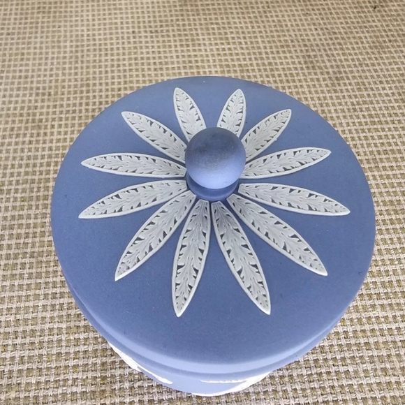 VTG WEDGWOOD ENGLAND BL JASPERWARE DOME LID & JAR - Picture 8 of 12